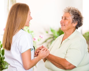 woman-getting-help-from-staff