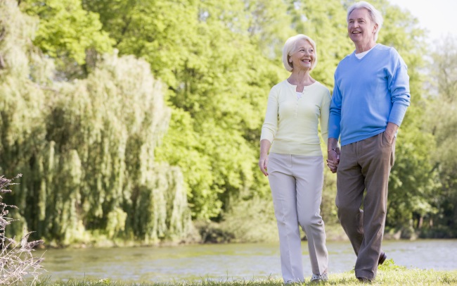 Couple-Walking-Outside-Wearing-Compression-Stockings