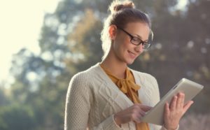 Woman-Searching-For-Compression-Hosiery-On-Tablet